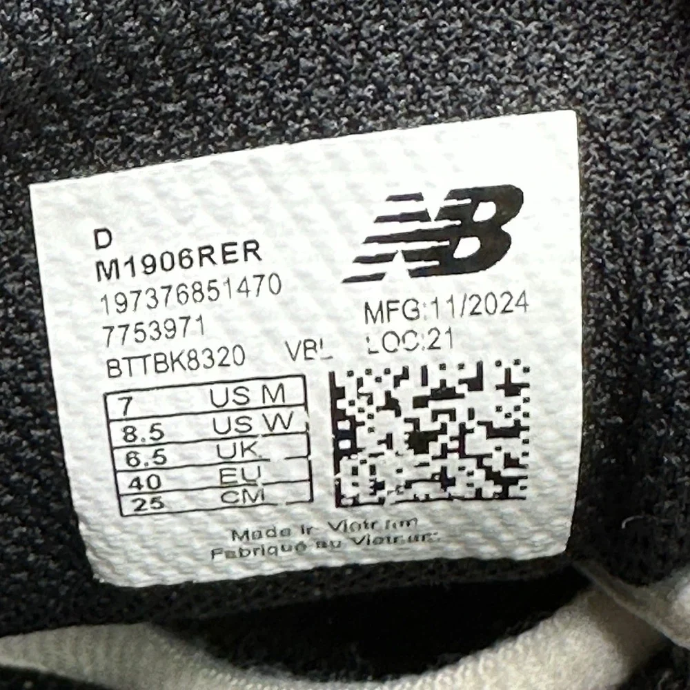 Womens 8.5 / Mens 7 (D) New Balance 1906R Shoes Black / Silver Athletic Sneakers